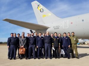 Foto-di-gruppo-presso-la-linea-di-volo-del-14Stormo