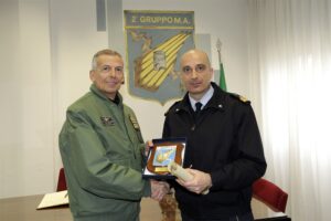Il-TC-Zorzan-consegna-il-crest-al-Gen-Fantuzzi