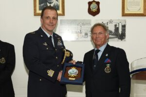 Consegna-crest-AAA-Sezione-di-Campi-Salentina
