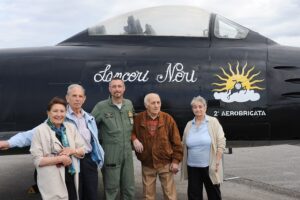 Foto-di-gruppo-con-F86E-dei-Lanceri-Neri
