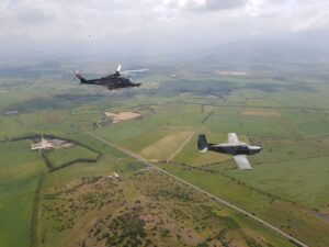 elicottero e aereo in volo