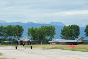 Rischieramento F35A_Velivoli in movimento sulle aree di manovra dell aeroporto di Rivolto