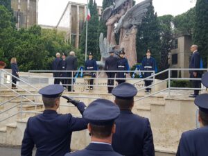 militari attorno a un monumento