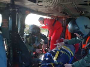 Uomo con femore rotto su isola di Ponza, soccorso da elicottero Aeronautica Militare