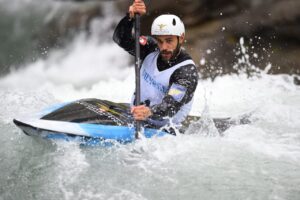 atleta in canoa