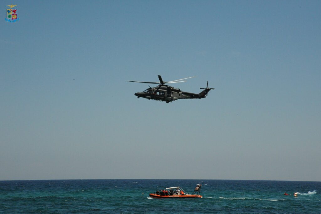 SOCCORSO AEREO: ESERCITAZIONE DI RECUPERO NAUFRAGO AL LARGO DI BARI - Aeronautica Militare