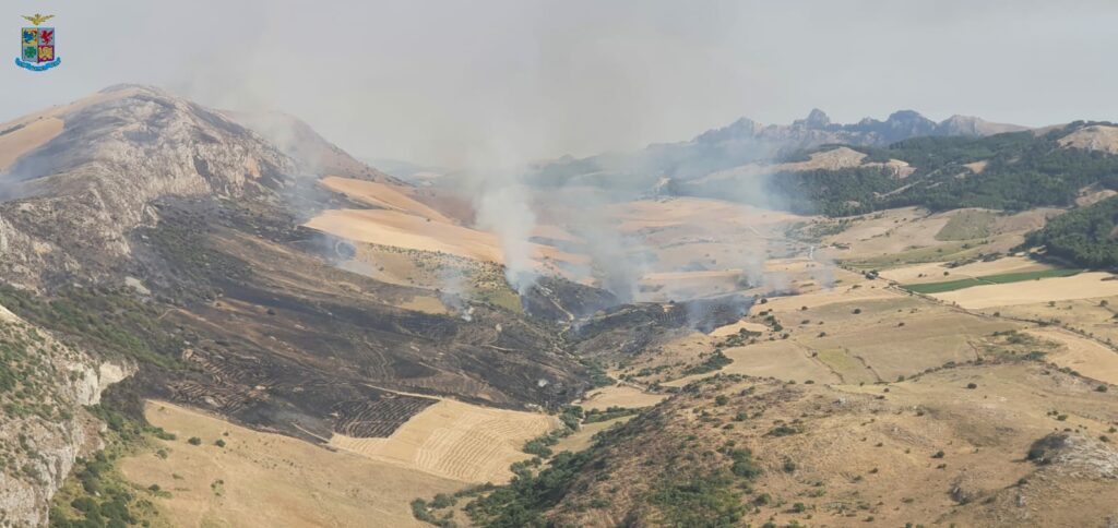 fumo nella pianura a Caltabellotta