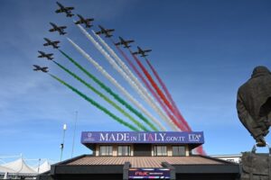 MOTO GP: LE FRECCE TRICOLORI ALLA PARTENZA DEL GRAN PREMIO NOLAN DEL MADE IN ITALY E DELL'EMILIA-ROMAGNA - Aeronautica Militare