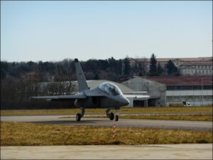 aereo militare su terraferma