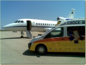 23 agosto Falcon 900 e ambulanza Croce Blu Sassari sul piazzale velivoli aeroporto militare