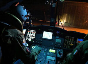ELICOTTERO DELL'AERONAUTICA MILITARE RITROVA E SOCCORE UN UOMO DISPERSO IN MONTAGNA DA 24 ORE - Aeronautica Militare