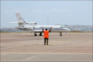 aereo militare su terraferma