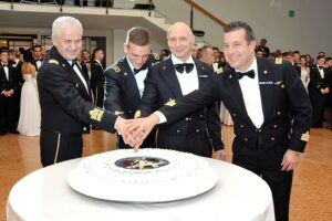 IL CORSO ROSTRO IV HA FESTEGGIATO IL MAK Π 100 - Aeronautica Militare
