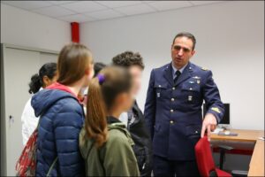 dialogo tra militare e ragazzini