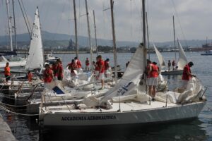 GLI ALLIEVI DELL'ACCADEMIA AERONAUTICA SI ESERCITANO A NISIDA PER DIVENTARE LEADER - Aeronautica Militare