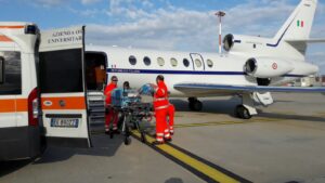 BIMBO DI UN MESE IN PERICOLO DI VITA TRASPORTATO D’URGENZA DA CAGLIARI A ROMA CON VELIVOLO FALCON 50