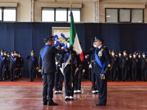 Comandanti reggono la bandiera italiana in occasione della cerimonia di cambio stormo