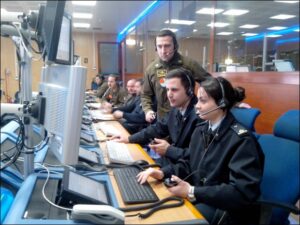 foto personale AM di fronte PC con cuffie e microfono