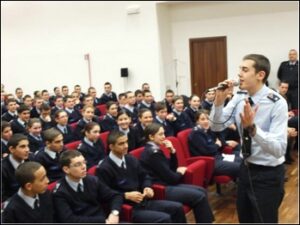 LA 'GIULIO DOUHET' CAVALCA LE ONDE DELLA RADIO - Aeronautica Militare
