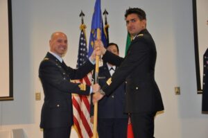 militari tengono la bandiera