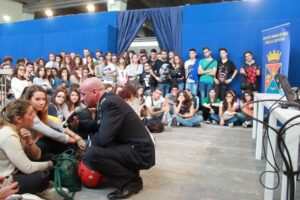 dialogo tra militare e partecipante durante la presentazione