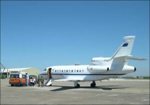 ambulanza e aeromobile pronti al trasporto d'urgenza