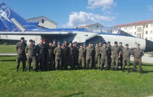 foto di gruppo tra militari