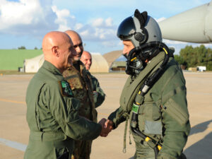 stretta di mano tra pilota e militare