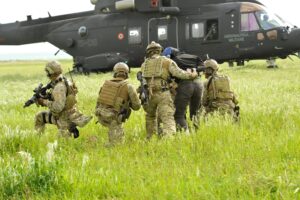 militari si avvicinano all'elicottero