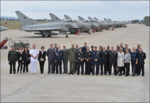 foto di gruppo durante la VISITA DEGLI ADDETTI AERONAUTICI ESTERI - Aeronautica Militare