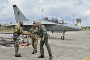 militari stretta di mano