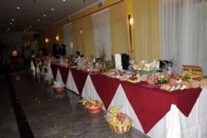 tavola piena di cibo