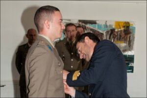 militare indossa attestato