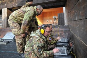 militari informatici al lavoro