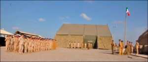 foto militari AM in mimetica di fronte container
