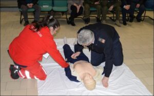 lezione di soccorso con manichino