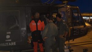 ELICOTTERO DELL'AERONAUTICA MILITARE SOCCORRE 5 RAGAZZI BLOCCATI SU UNO SCOGLIO NELLE VICINANZE DI PORTO CERVO