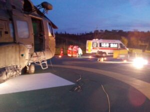 elicottero e ambulanza con soccorsi