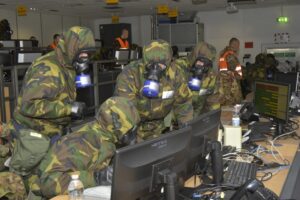 militari con maschera antigas al pc