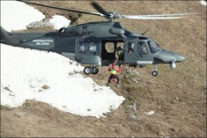 elicottero in volo salvataggio