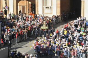 celebrazione in pubblico - trasporto di statua