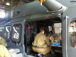 elicottero in hangar