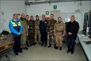 foto di gruppo - BRINDISI: ANCHE A CAPODANNO CONTINUA L'IMPEGNO - Aeronautica Militare