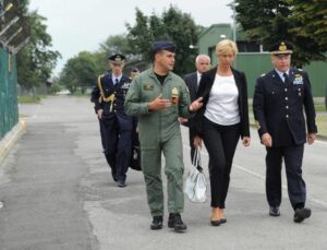 INCIDENTE TORNADO: MINISTRO PINOTTI AL 6° STORMO - Aeronautica Militare