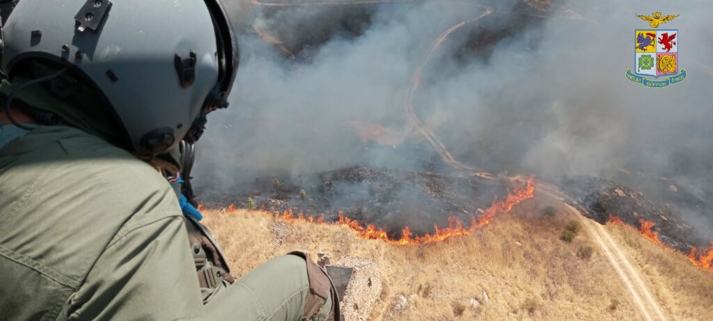 AIB2021_incendio Vicari_Sicilia_HH139_Aeronautica_panoramica incendio dall'alto
