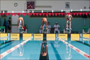 partenza gara di nuoto