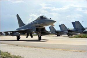 aereo militare su terraferma