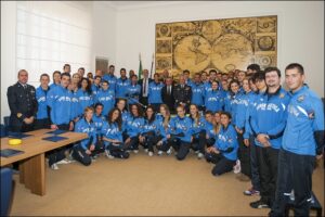 foto di gruppo tra atleti