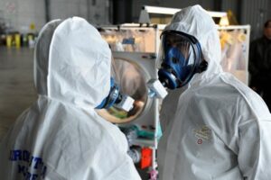 soccorsi in tuta anti contagio con maschere in viso