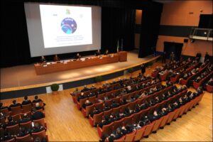 persone sedute in sala conferenze
